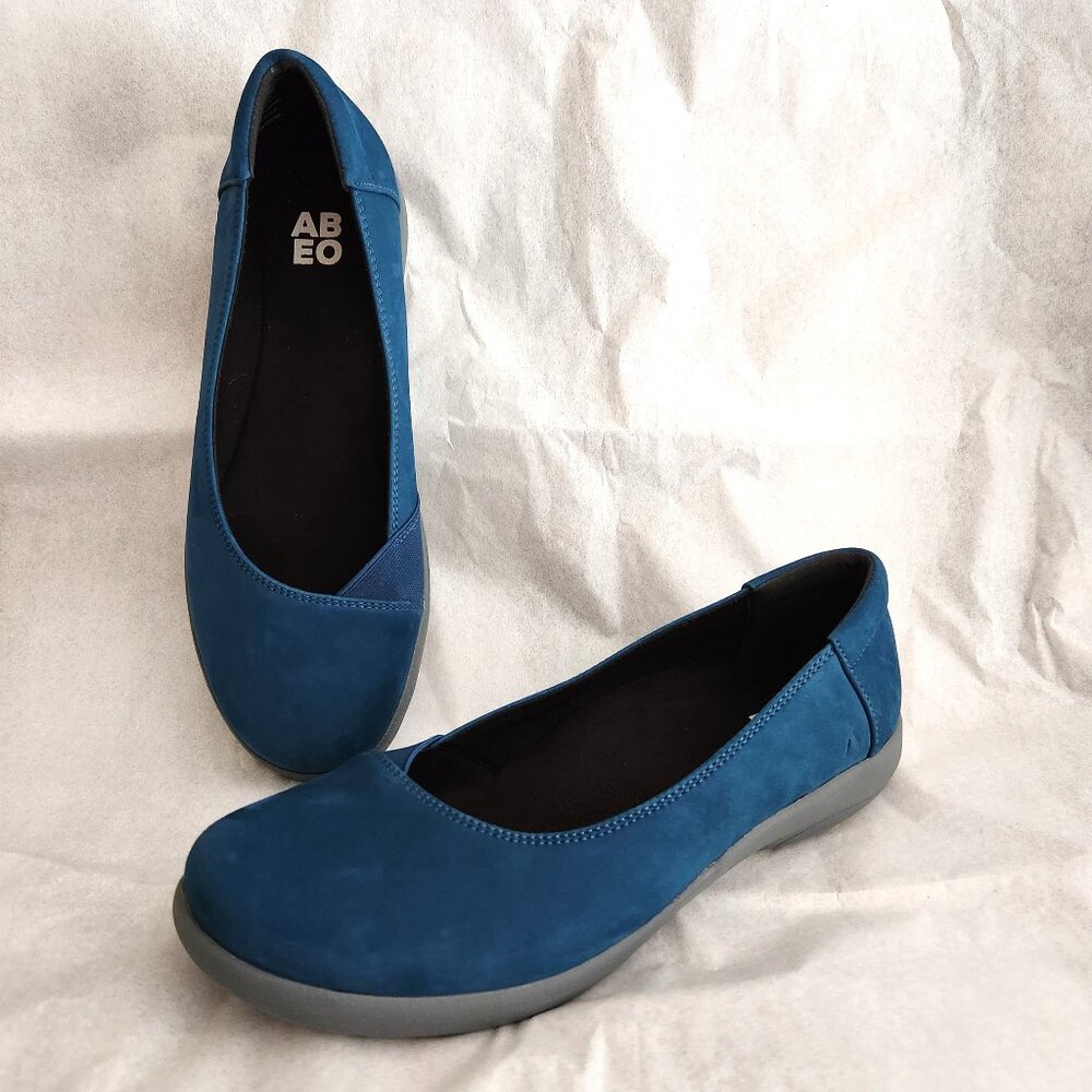 Abeo Blue Suede Flats Sz 7 NWOT